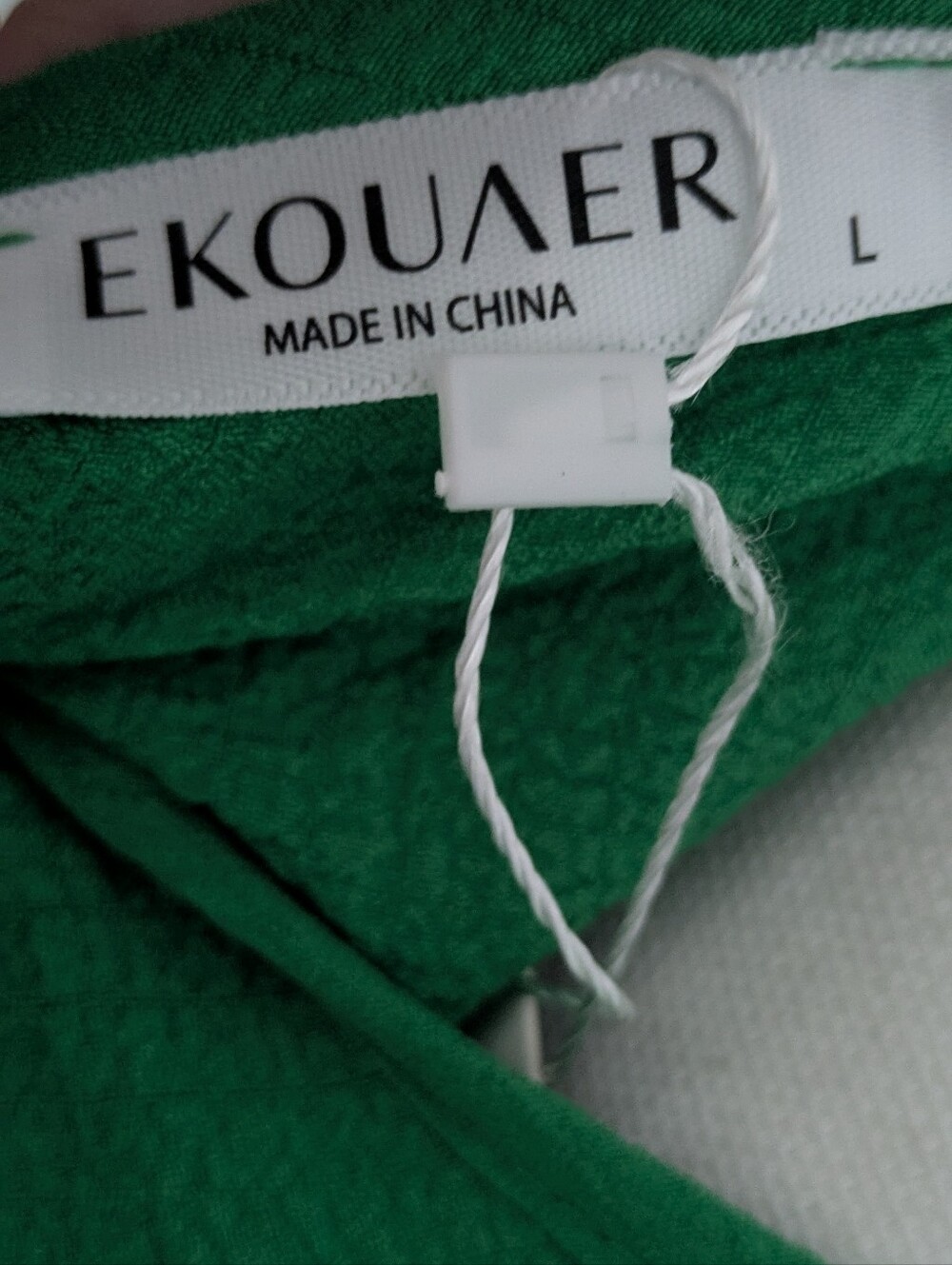 NWT Ekouaer Kelly Green Crinkle Textured Blouse Size L V-Neck Long Sleeve Top - Picture 2 of 5